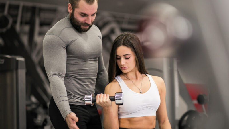 I culturisti si allenano in palestra