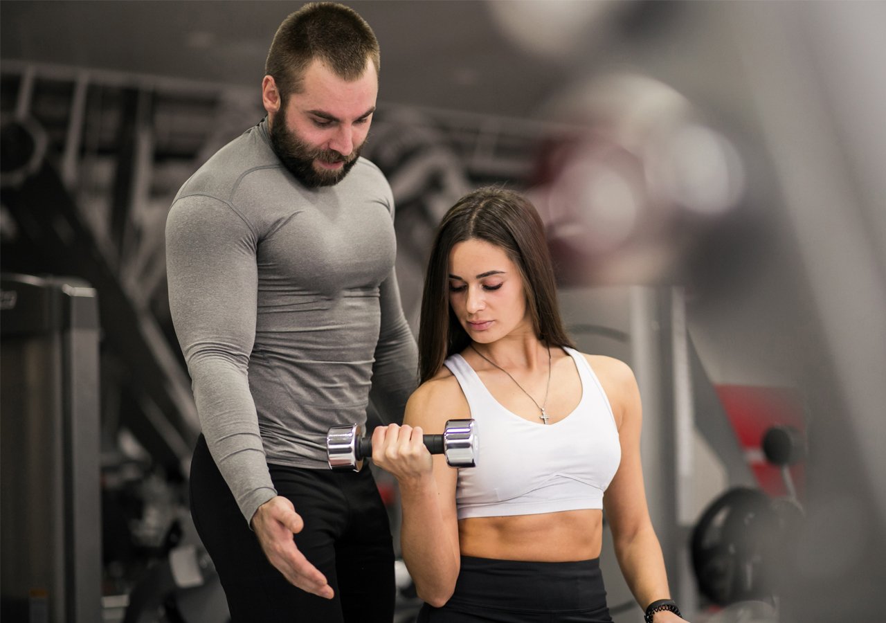 I culturisti si allenano in palestra